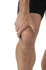 sports person experiencing knee pain